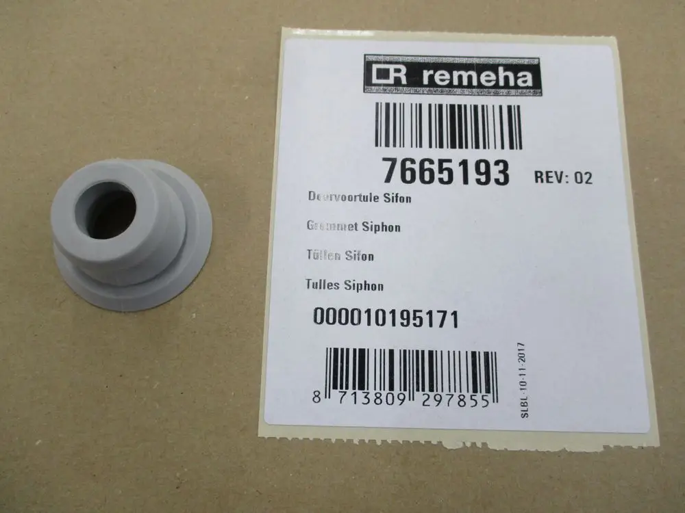 Grommet Siphon von Remeha, graues Kunststoffteil mit sich verjüngendem Rohrdurchgang und breiter Basis, auf einem hellbraunen Hintergrund.